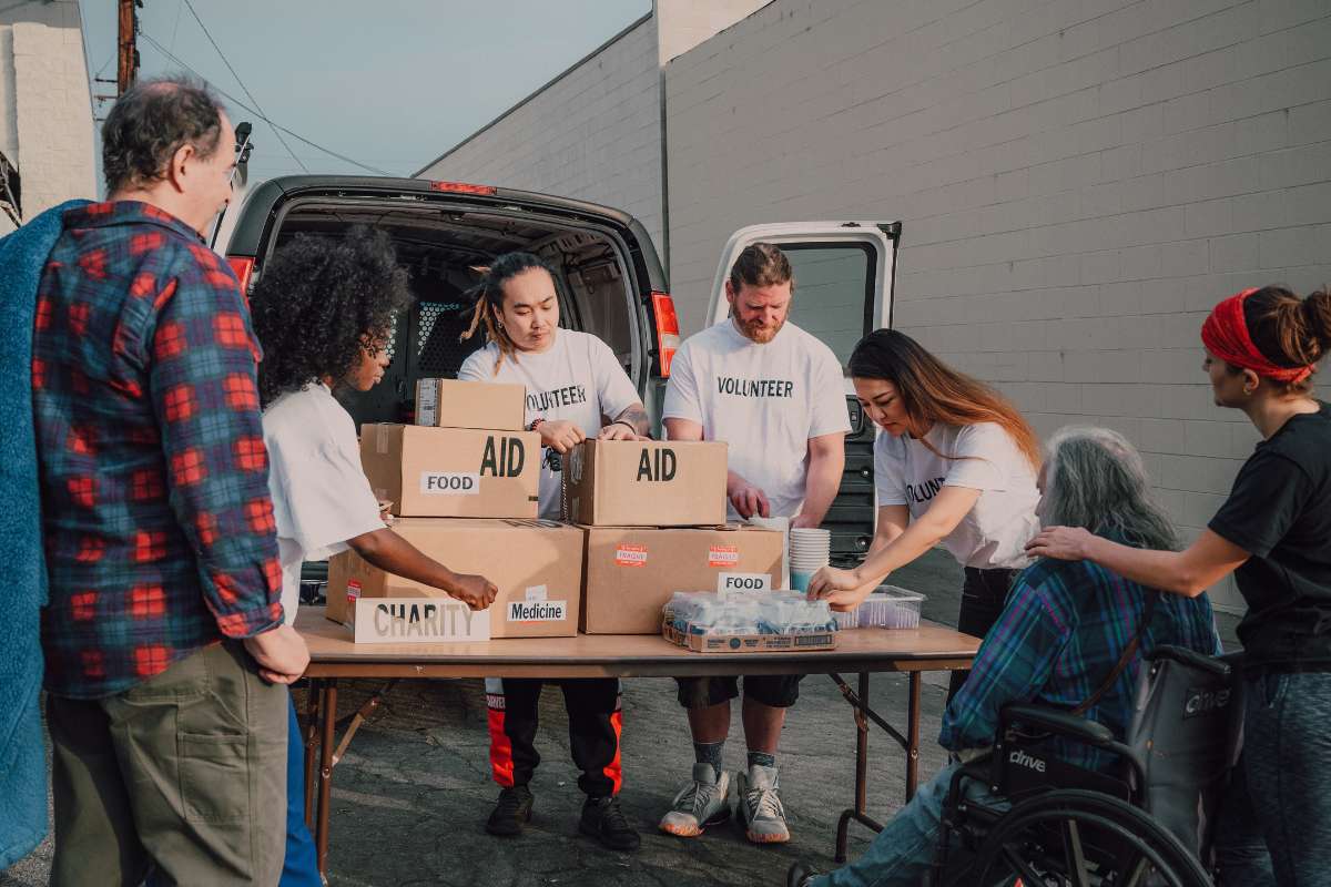 Key Benefits of Community Service: Giving Back While Growing Forward