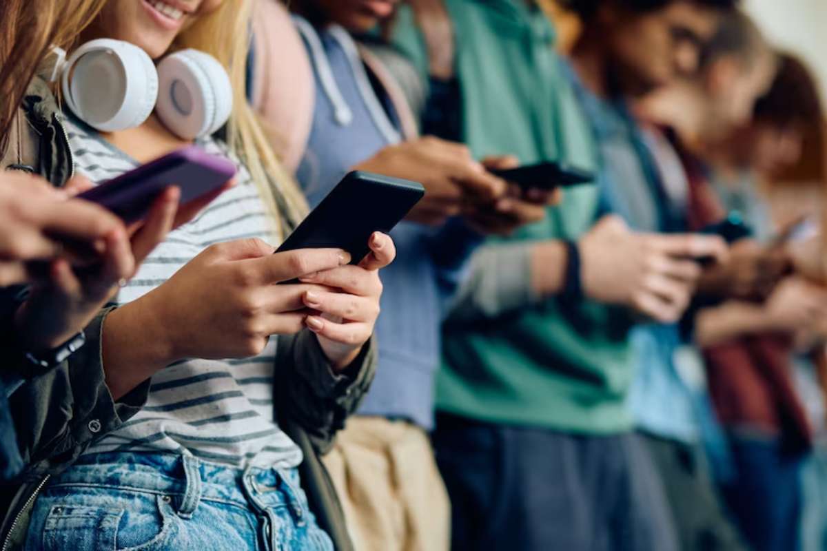 Growing Momentum for Cellphone Bans in Schools Sparks Nationwide Debate